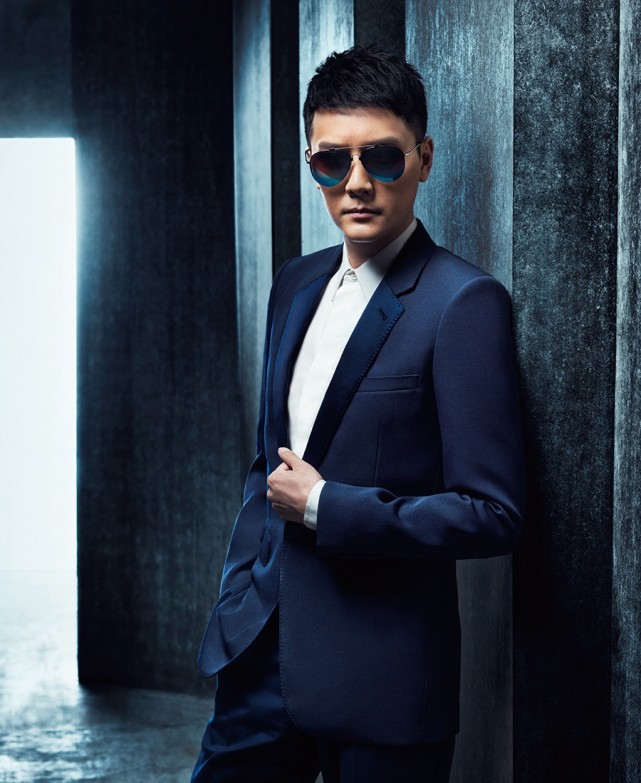 着西装戴墨镜酷帅十足,型男魅力展露无遗