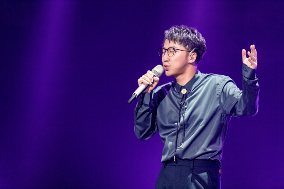 声入人心刘岩放飞自我舞动舞台别样四重唱感染众人