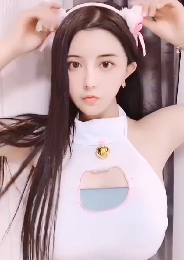 虎牙女主播古阿扎不惧谣言,晒美照,网友看清细节后:要注意身体