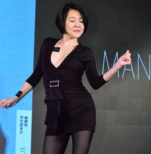 小s出席塑身衣活动黑色短裙大方展示好身材