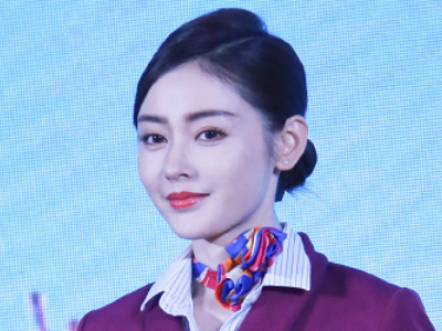 分别用一个动作诠释《中国机长》,张天爱比心