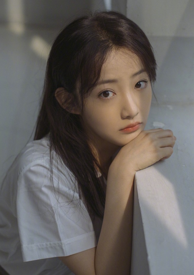 烈火军校曲曼婷戏外晒写真白衬衫百褶裙好清纯你认得出吗