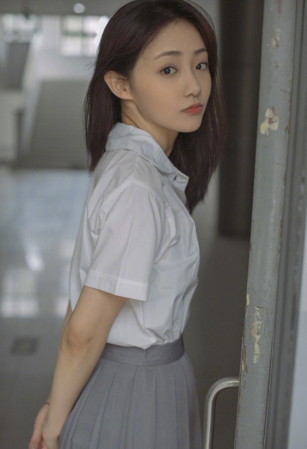 烈火军校曲曼婷戏外晒写真白衬衫百褶裙好清纯你认得出吗