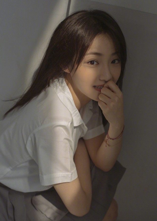 《烈火军校》曲曼婷戏外晒写真,白衬衫百褶裙好清纯,你认得出吗