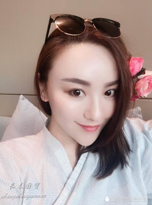 沈腾45岁的姐姐曝光身材苗条美如少女是女高音歌唱家