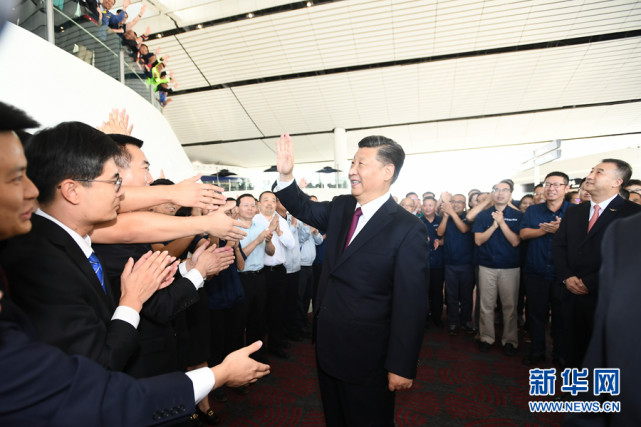 9月25日上午，北京大兴国际机场投运仪式在北京举行。中共中央总书记、国家主席、中央军委主席习近平出席仪式，宣布机场正式投运并巡览航站楼。这是习近平看望参与机场建设和运营的工作人员代表，同他们亲切交谈。 新华社记者 谢环驰 摄