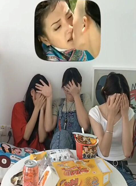 女生追剧是什么样小时候看吻戏vs长大后看吻戏简直太真实