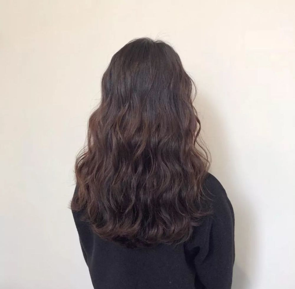 比波浪卷小,烫蛋卷头的女生都超级可爱,"蛋卷"的卷度比泡面卷大