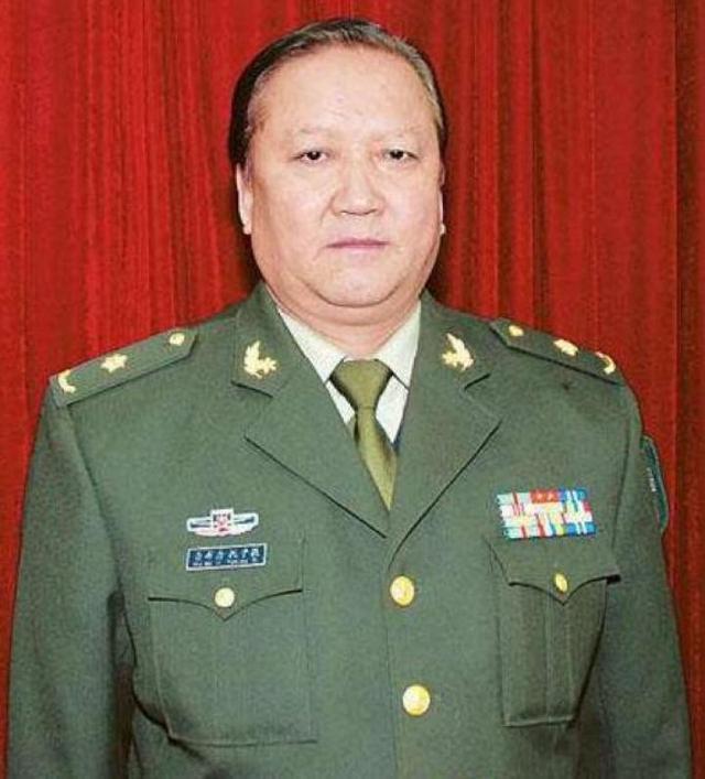 1992年,为了冲刺第六届全军文艺会演,时任新疆军区文工团创作室主任的