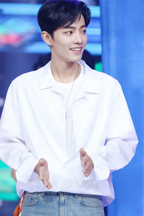 肖战清新穿搭现身,白衬衫搭配牛仔裤校园风十足,粉丝:好帅