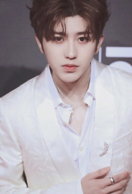 蔡徐坤是非常敢穿的一个男生,他的发型也是超级百变,中分发型对蔡徐坤