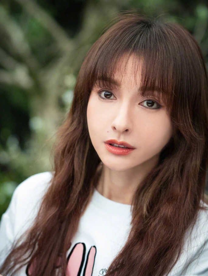 吴昕留长卷发少女感十足,穿卫衣配百褶裙减龄清新