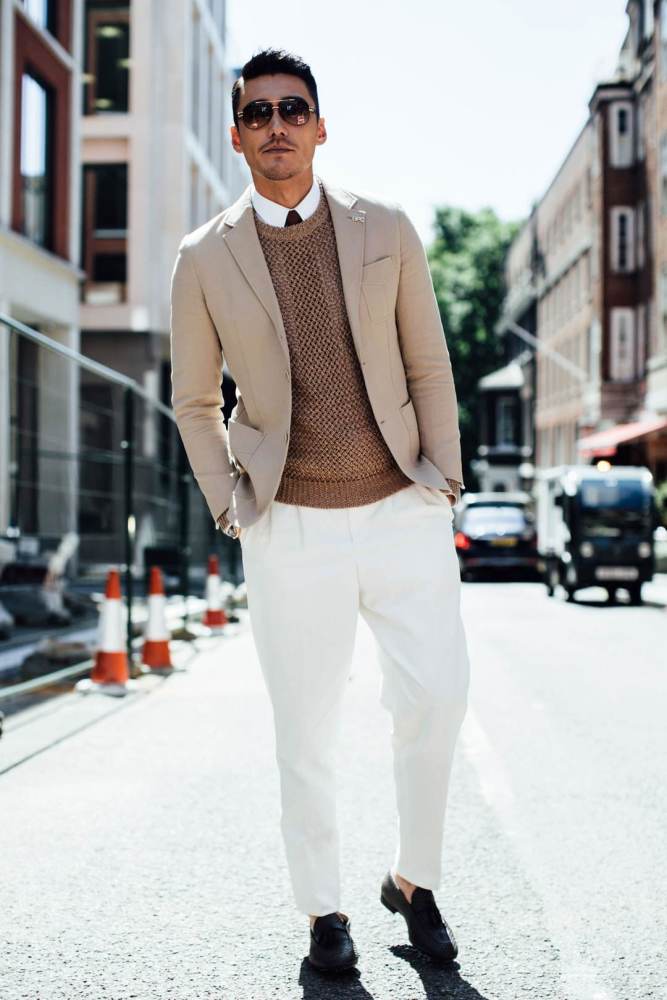 "中国首席男模"胡兵亮相,大背头搭小胡子,48岁男人味爆棚