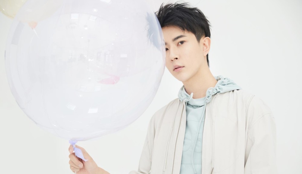 于朦胧今日份的男友穿搭范本简单的配色大方简约