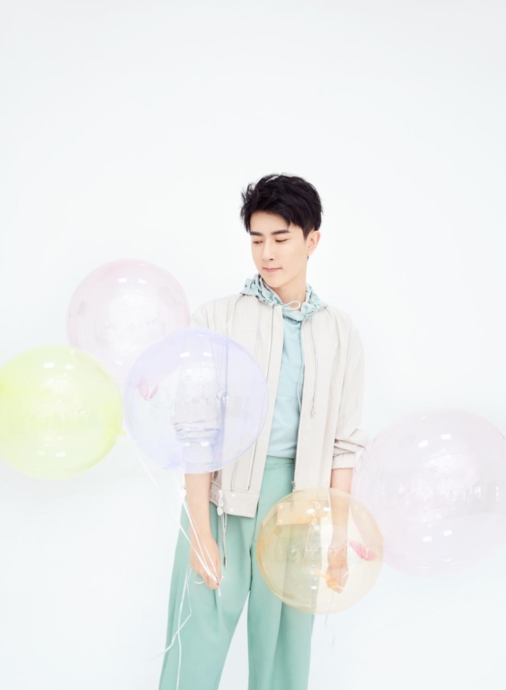 于朦胧今日份的男友穿搭范本简单的配色大方简约