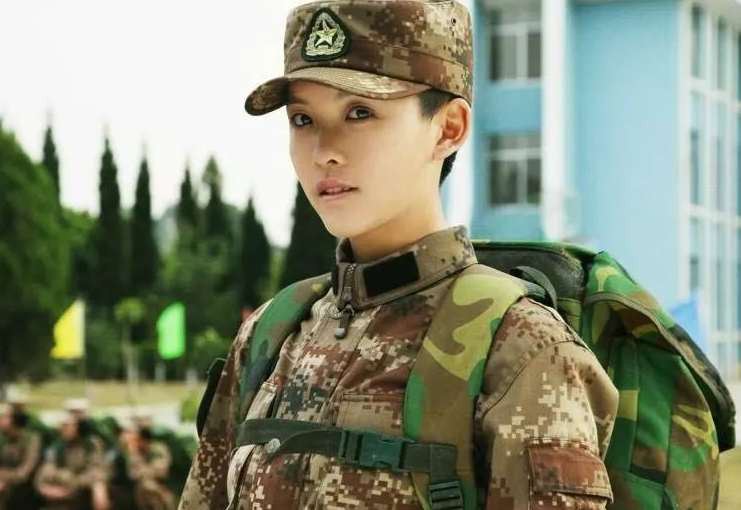 女的为了救她男友跟一老的她入学两个月就被选为