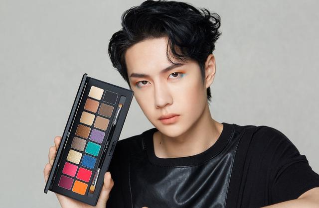 王一博|王一博挂红绳立牌遭肖战粉质疑抄袭，对方回应：下坠者才需要转运