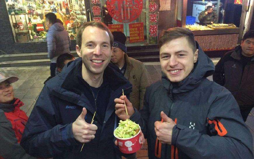 外国人来中国旅游之后,回国吐槽生活不便,直言:中国人太幸福!