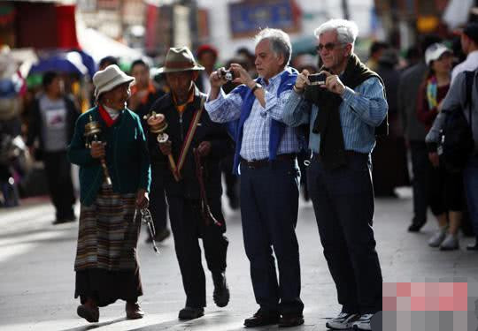 外国人来中国旅游之后,回国吐槽生活不便,直言:中国人太幸福!