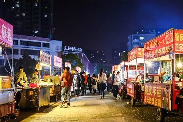 突发!山东一大学小吃街凌晨起火