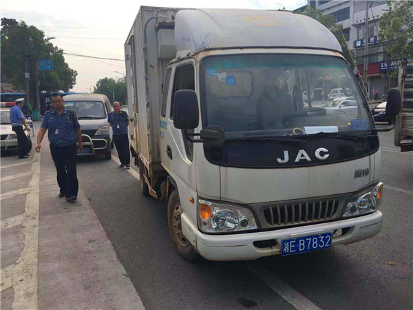 對過往道路運輸車輛進行執法檢查.