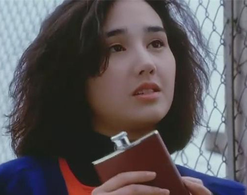 当初周星驰和张学友还为了她翻脸呢,当然了,起因来自电影《咖喱辣椒》