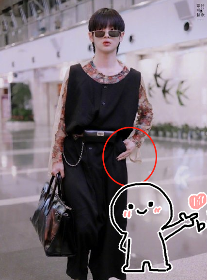 周震南现身机场,结果穿搭遭质疑,网友:裙子 指甲油接受不了