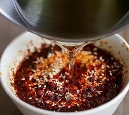 将弄好的辣椒油往里加入适量的食盐,再淋上几滴食醋,正宗的辣椒油就做