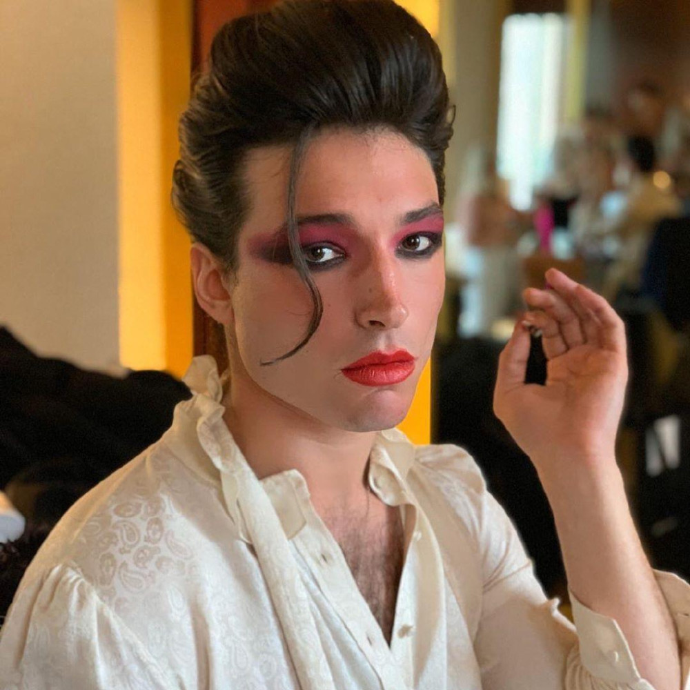 "闪电侠"埃兹拉·米勒亮相时装周!骚气豹纹装,颠覆电影形象