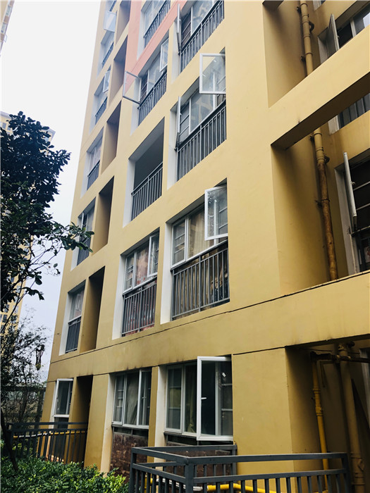 26日上午,记者来到昆明福泽雅苑小区,在小区大门口刚好碰到了这名老人