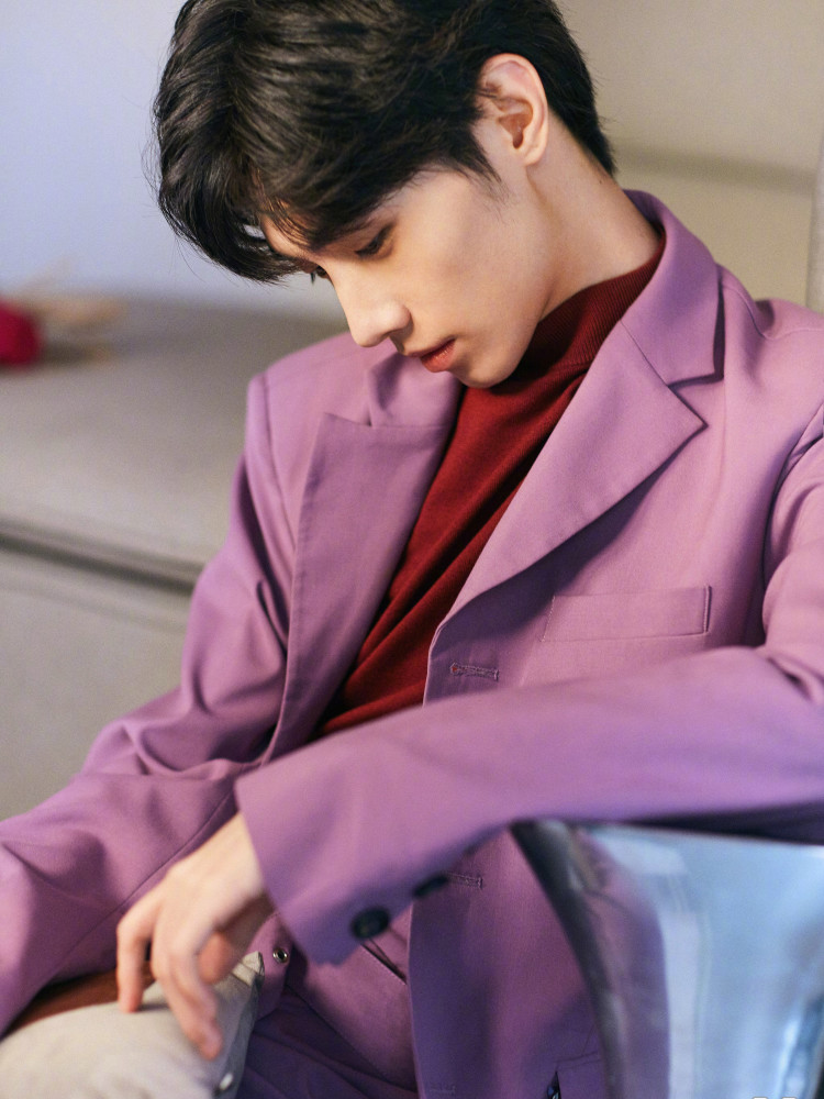 宋继扬大片来袭,穿紫色西装意外惊艳,绝色道长化身魅力绅士