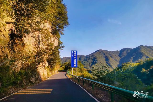 這裡是板橋的石壁山景點,在經過一個180度的彎道下來後,路邊就是停車