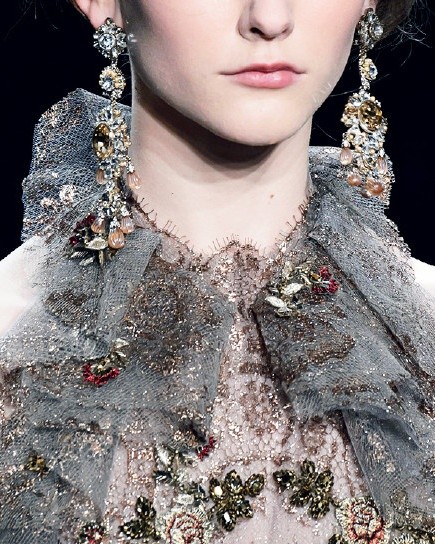 镶满珠宝的衣服让你更加的华丽