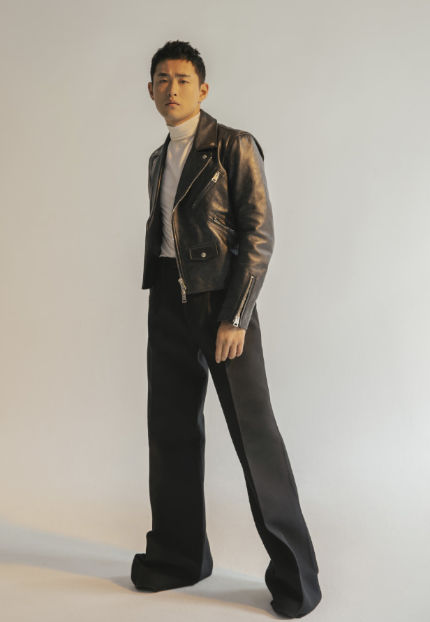 黑t搭配牛仔套装利落有型,王彦霖行走的画报,这小哥有点酷哦