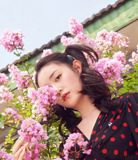 蒋依依上大学还扎双马尾?又因"例假妆"被赞气场太强大!