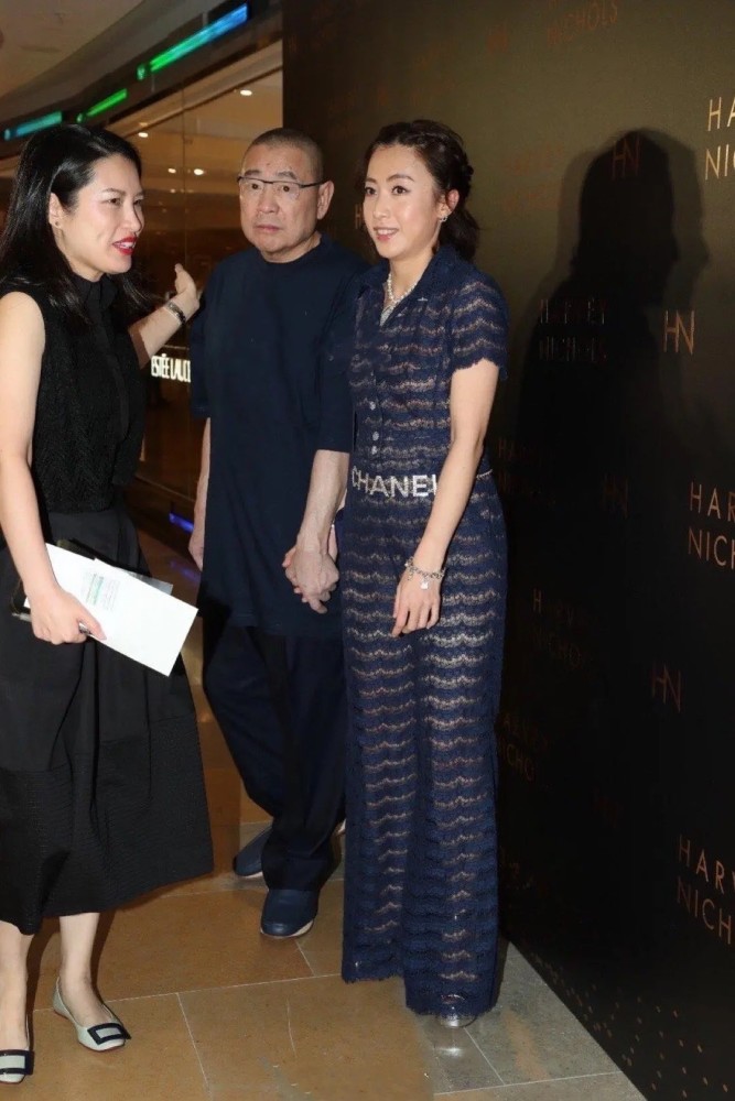 刘銮雄病愈后首亮相,甘比穿阔腿裤好气质,