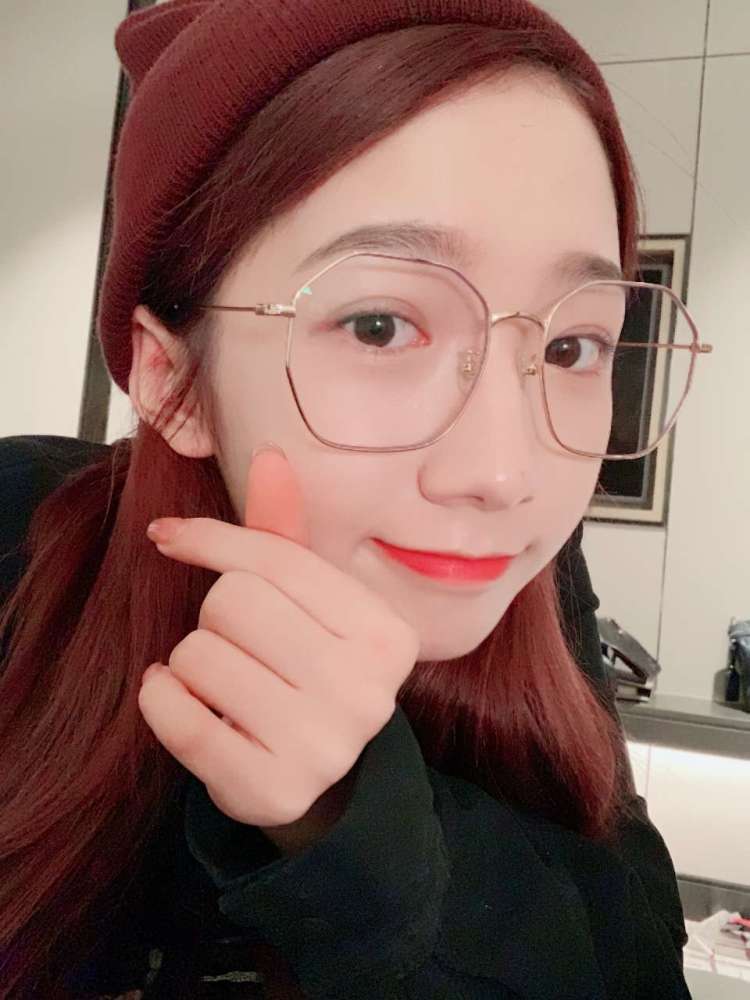 孟美岐为何不愿戴眼镜?当看到她戴上的那一刻,网友:妙不可言