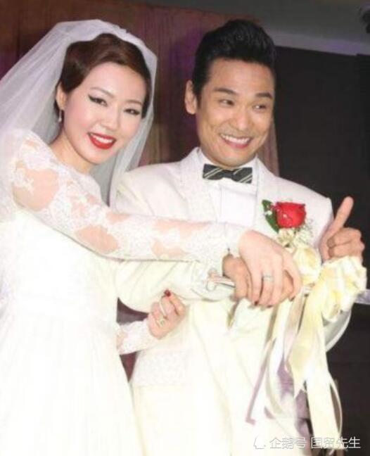 近日,杜德伟与李晓冰现身机场,二人在出行前在机场就餐.
