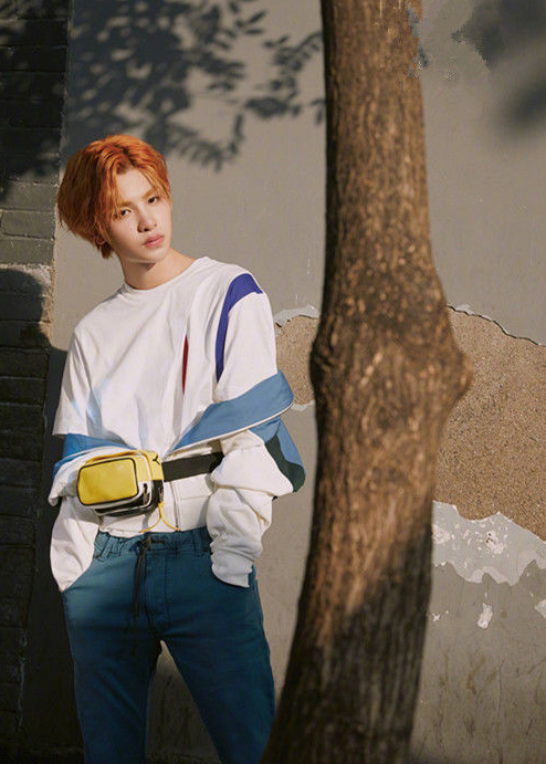 "justin"小贾穿搭来袭!个性时尚吸睛十足,青春活力四射