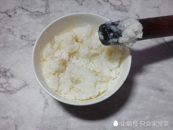 先在剩米饭里加少许食用油(我用的玉米油),然后用擀面杖给它捣得黏黏