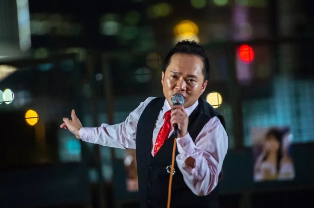 许多歌手都有了粉丝们给起的专属称谓,彭梓嘉是"街头女皇",一位女歌手