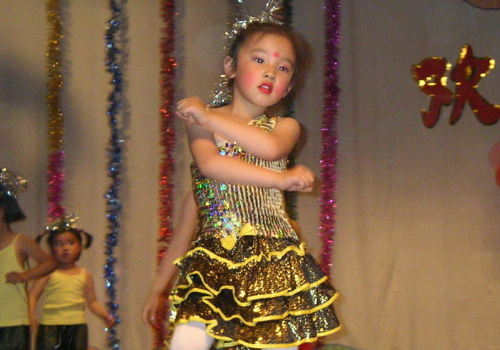 宋雨琦过生日当天放出自己小时候的照片网友有点可爱