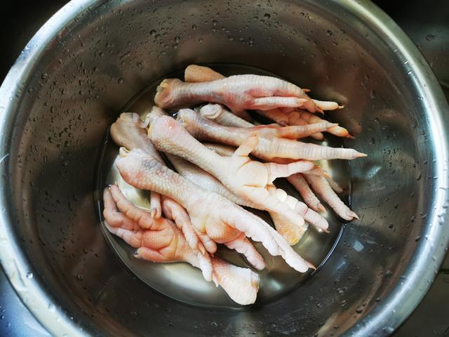 鸡爪超简单快速的做法!味道棒,大人孩子都爱吃!快来学学吧!