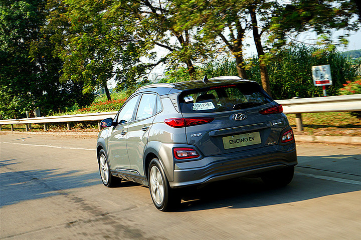 不烧油也有换挡拨片?试驾续航500的北京现代昂希诺ev