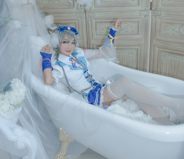 00后cos洛天依,脚上鞋子实力抢镜,网友:难怪只能坐梯子!