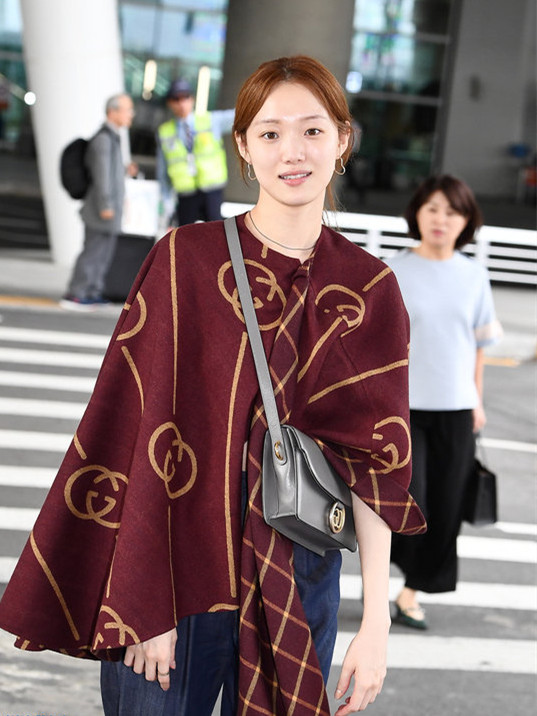 李圣经颜值高任性麻袋造型走机场素颜居然也好看