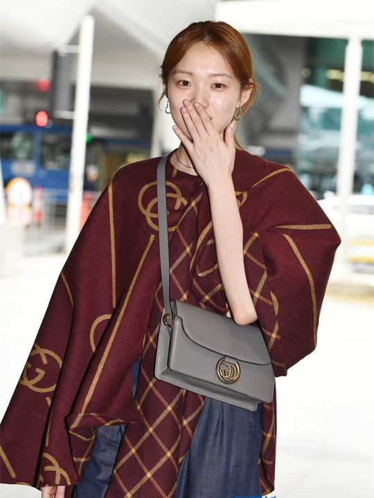 李圣经颜值高任性麻袋造型走机场素颜居然也好看