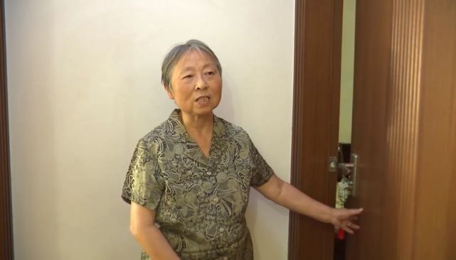 干脆躲到了自己房间去打电话后来期间,王阿姨就听到他提着"冒用信息"