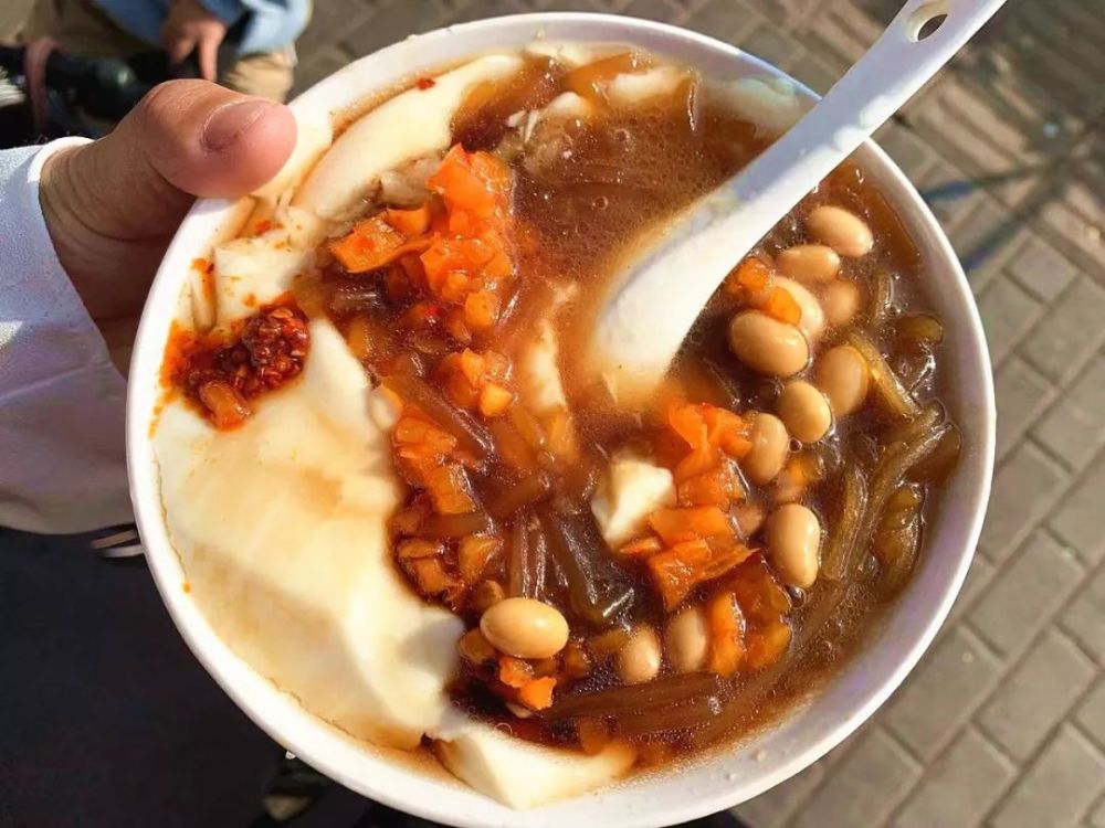 搭上一口烧饼或者钢贴子,一碗绵滑香嫩的豆腐脑,同样能补足蚌埠人一