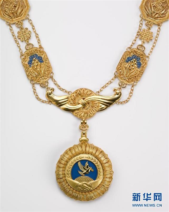 经中共中央批准，中华人民共和国国家勋章和国家荣誉称号颁授仪式将于9月29日上午10时在北京人民大会堂隆重举行。 这是“友谊勋章”。 新华社发